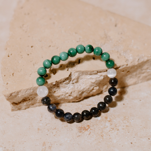 Eye sight unique crystal combination clear vision - Malachite, Iolite, Selenite
Supports healing of Eye ache and watery eyes. Enhances and attunes clear vision. Iolite protects eye-related issues.